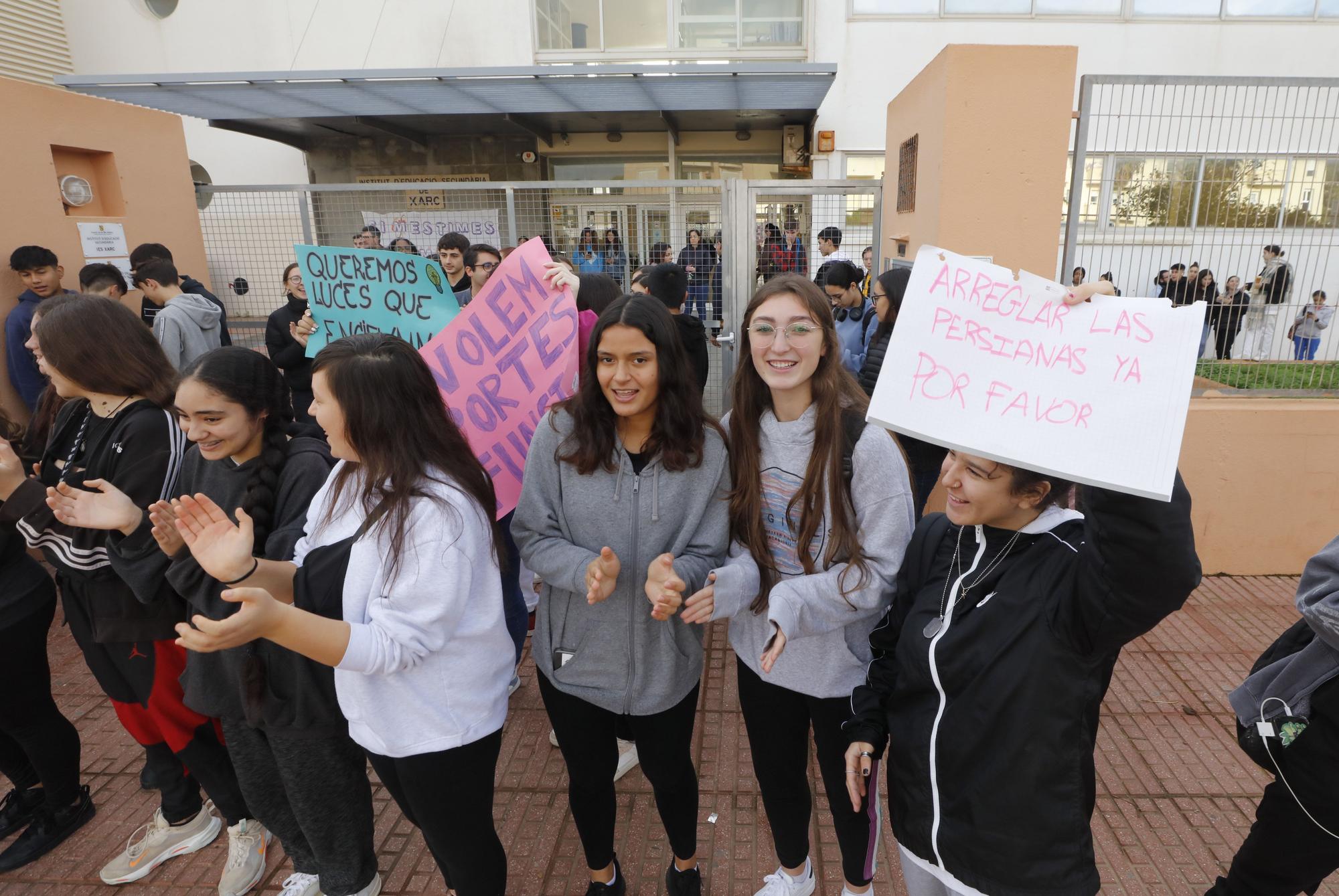 Los alumnos del IES Xarc protestan para exigir unas condiciones dignas