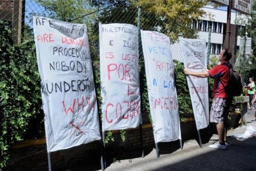 Los aficionados del Real Murcia se concentran ante la sede de la LFP