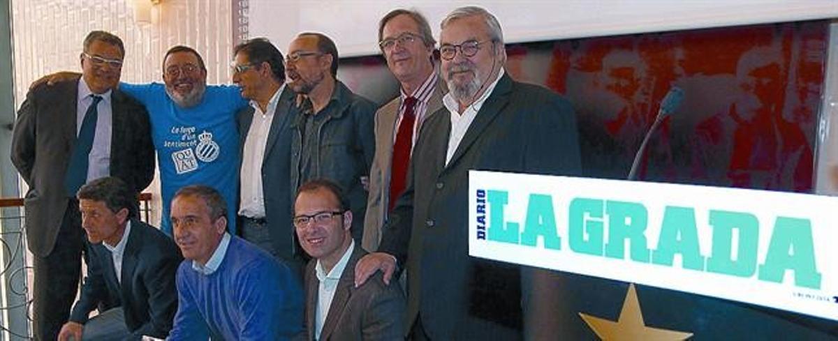 Els autors dels relats d’un nou llibre sobre l’Espanyol, ahir a l’Antiga Fàbrica d’Estrella Damm.
