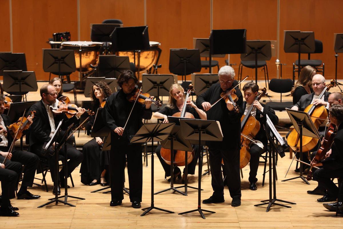 En primer término, Fumiaki Miura –izquierda– y Pinchas Zukerman –derecha– con la "Sinfonia Varsovia" tras ellos durante la primera parte del concierto celebrado anoche en el auditorio Príncipe Felipe.