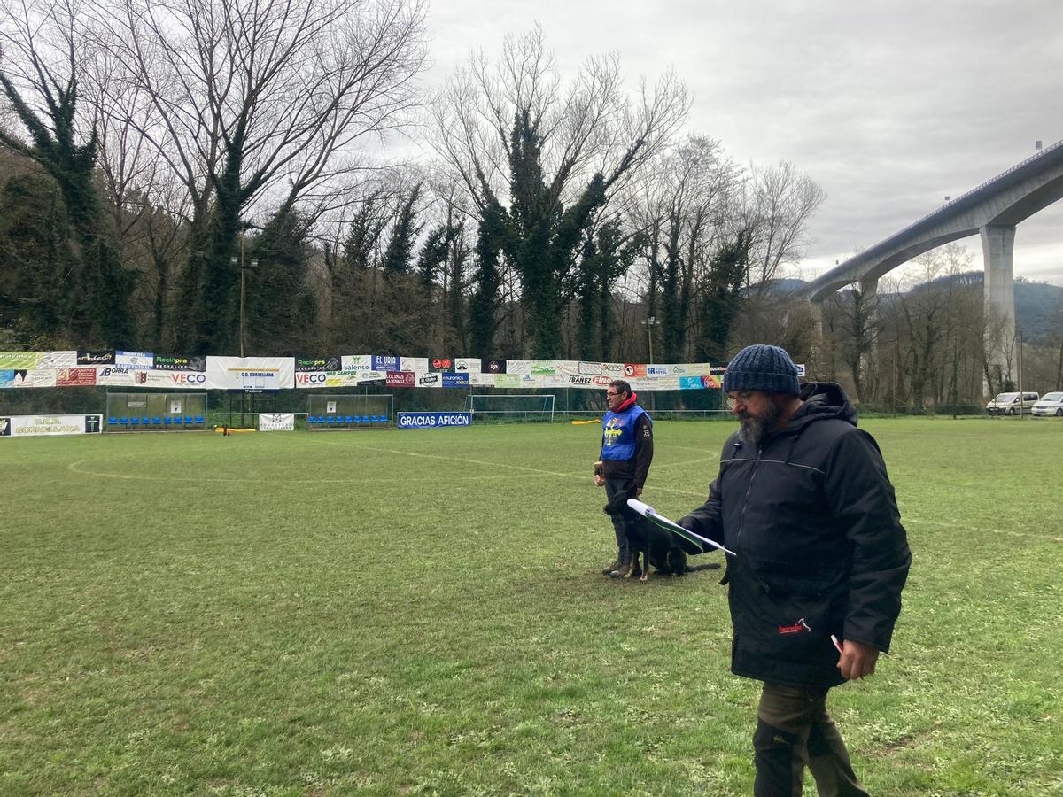 Gélida mañana de campeonato de adiestramiento canino en Cornellana