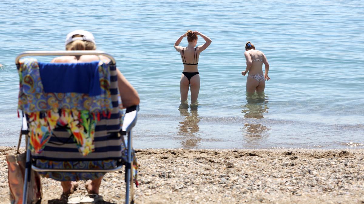 Varias personas en la playa de La Malagueta por las altas temperaturas de estos días. A 25 de abril de 2023, en Málaga (Andalucía, España). El calor extremo que comenzó a notarse desde el martes y que llevará los termómetros a 39° a finales de abril, dond