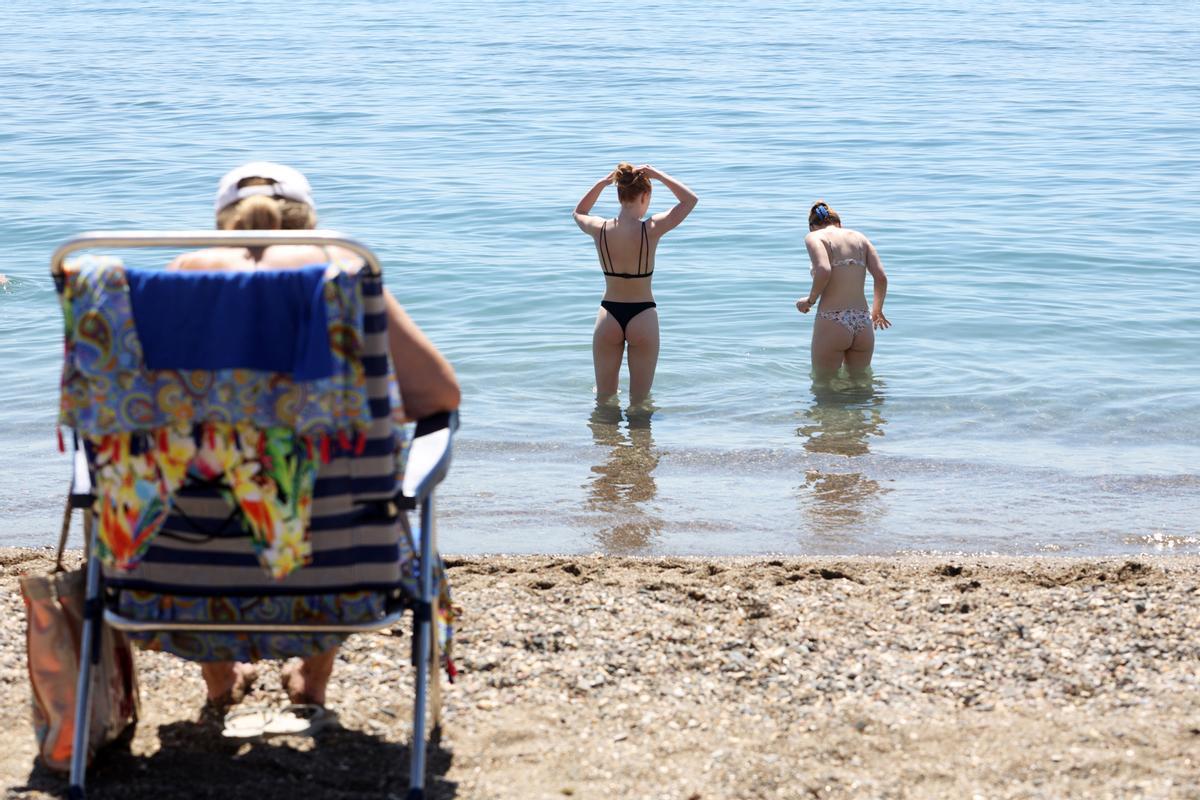 Varias personas en la playa de La Malagueta por las altas temperaturas de estos días. A 25 de abril de 2023, en Málaga (Andalucía, España). El calor extremo que comenzó a notarse desde el martes y que llevará los termómetros a 39° a finales de abril, dond