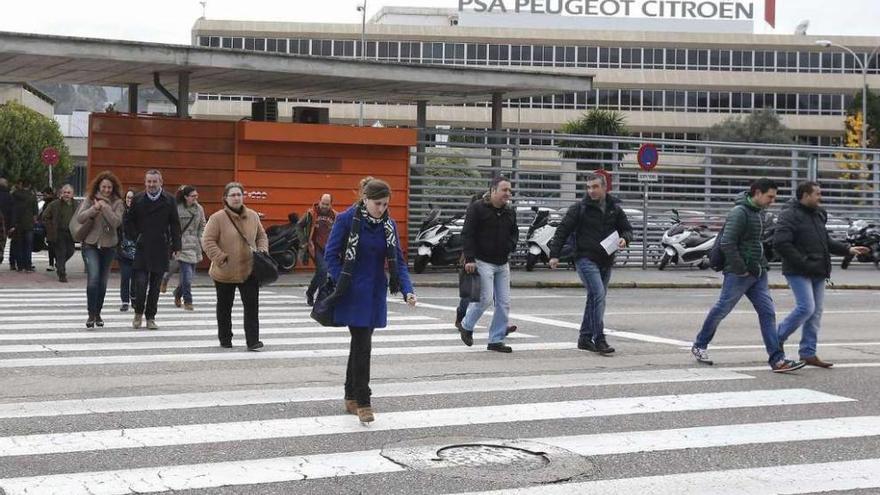 Trabajadores del centro de Vigo de PSA Peugeot Citroën, a la salida del turno de mañana.  // Marta G. Brea