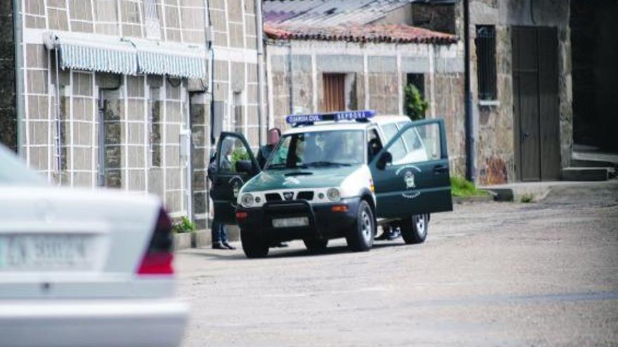 Agentes de la Guardia Civil en Asturianos, durante el registro de los domicilios de los imputados.