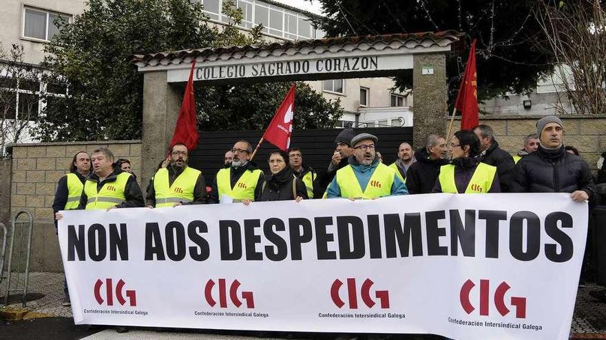 Simpatizantes de la CIG, durante la protesta frente al colegio Sagrado Corazón.  // Bernabé/Javier Lalín