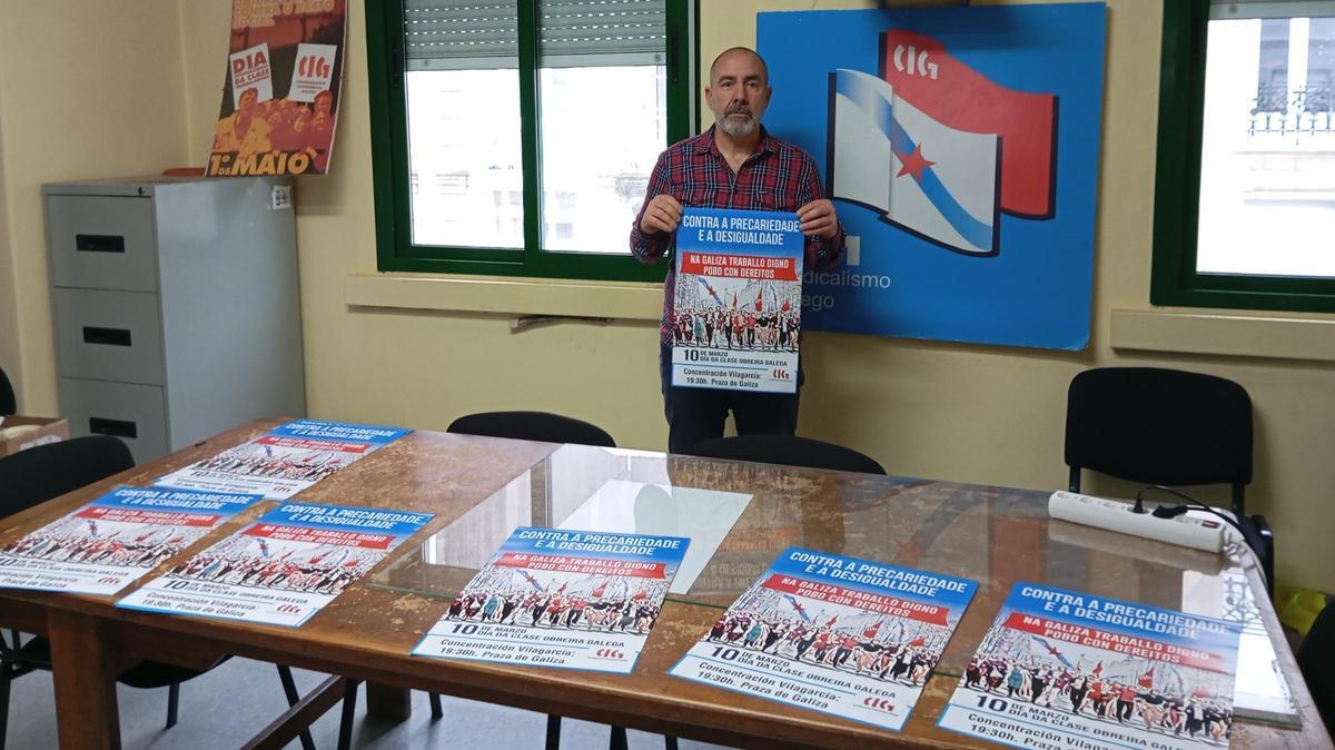 El sindicalista Anxo Lúa con el cartel de la protesta.
