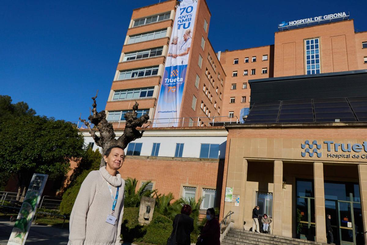 Desplegament de la lona commemorativa 70è aniversari Hospital Trueta