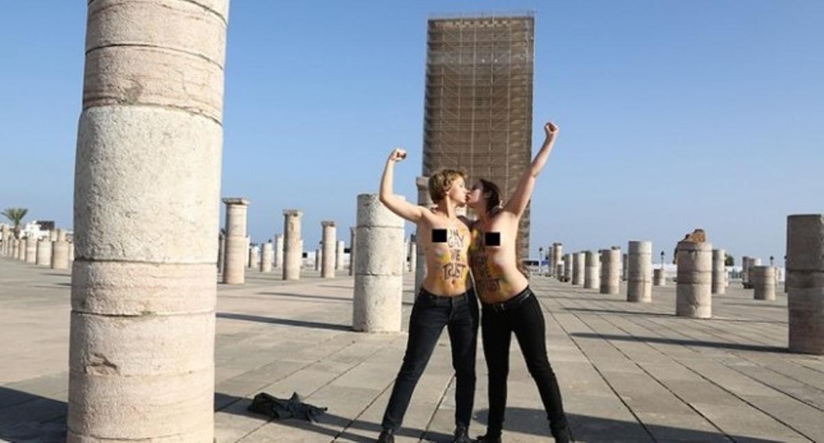 Dues activistes de Femen es besen a la Torre Hassan, de Rabat.