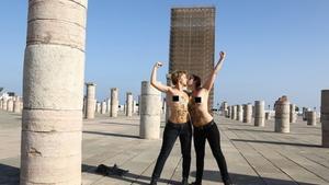 Dos activistas de Femen se besan en la Torre Hasán, de Rabat.