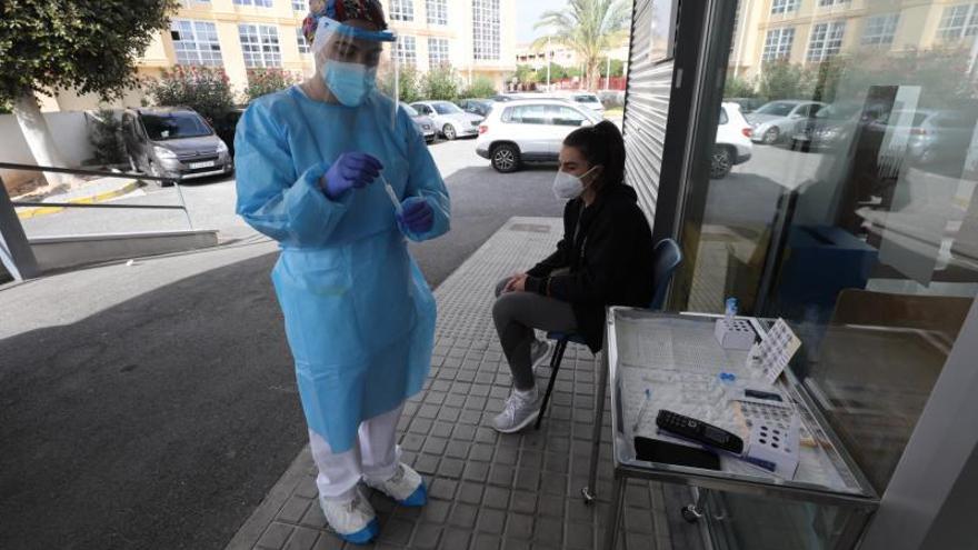 Pruebas PCR en un centro sanitario de Elche, en una imagen de archivo.