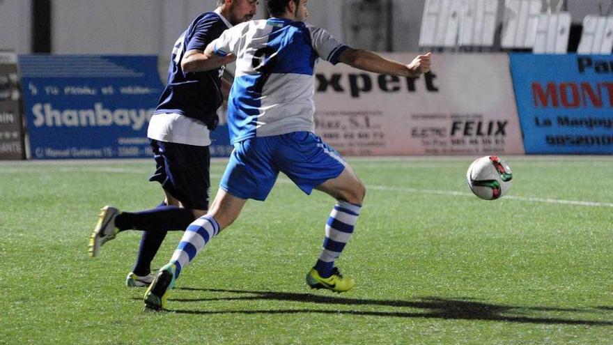 El arlequinado Villa pugna por hacerse con el balón con Espolita, del Marino.