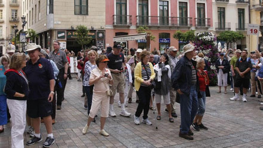 Un grupo de turistas en la plaza del Obispo, uno de los puntos habituales de concentración de cruceristas.