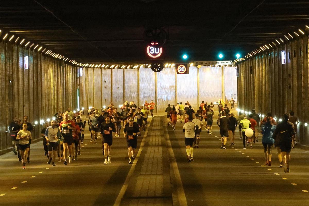 Participantes en una edición anterior, por los túneles.