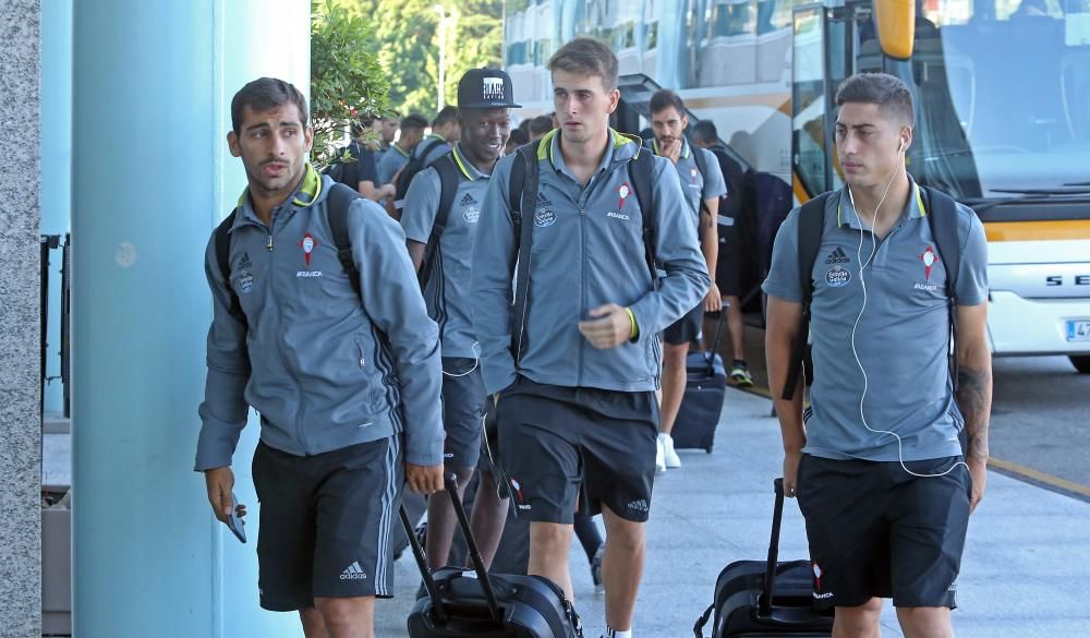 El equipo vigués despega desde Peinador para arrancar la gira italiana, que dirará diez días y en la que se enfrentará a Fiorentina, Pisa, Pescara, Milan y Sassuolo