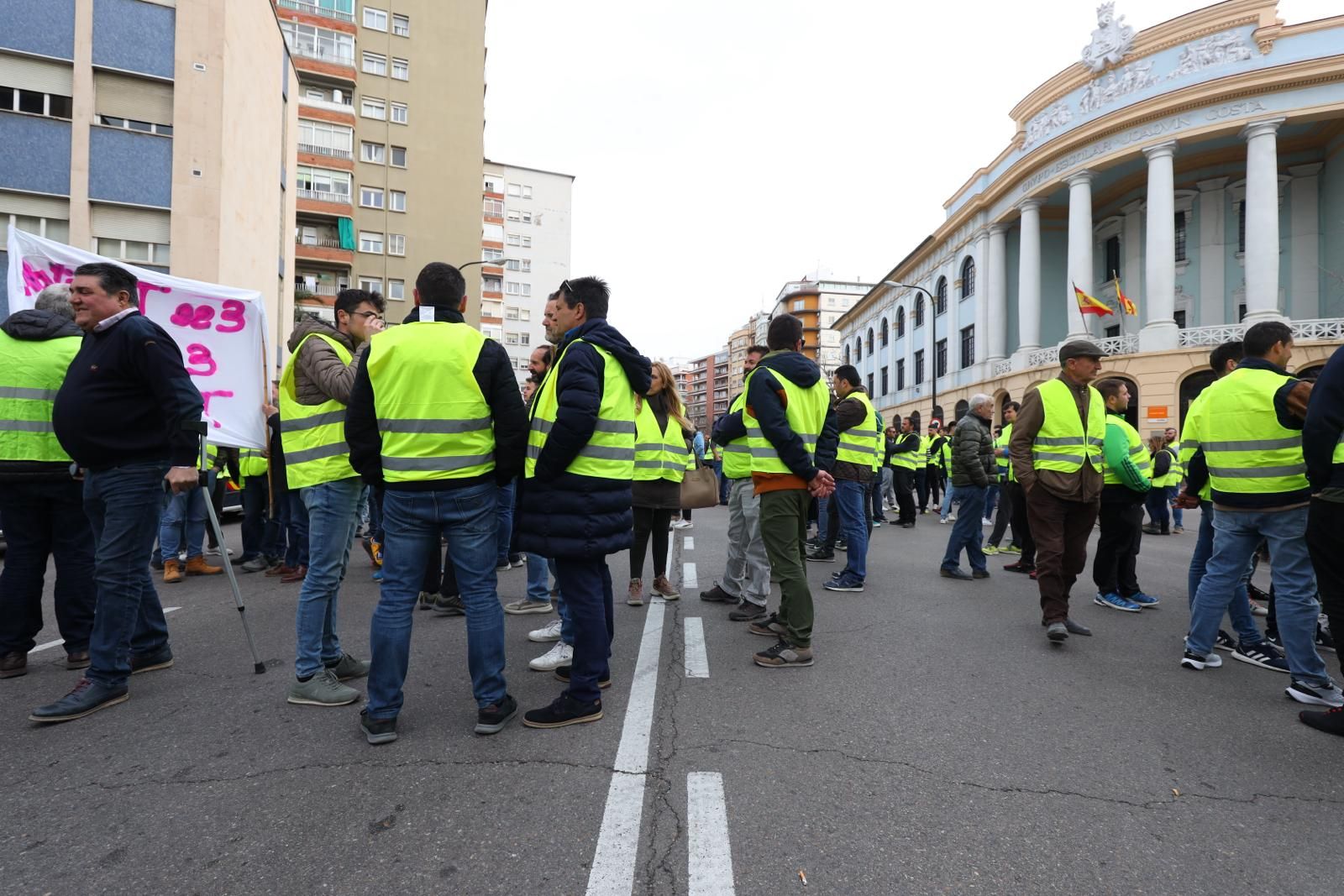 En imágenes | Un grupo de agricultores se concentran frente a la Jefatura Superior de Aragón