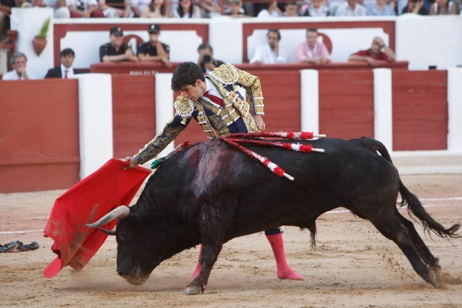 Toros en San Pedro: Cayetano, por la puerta grande