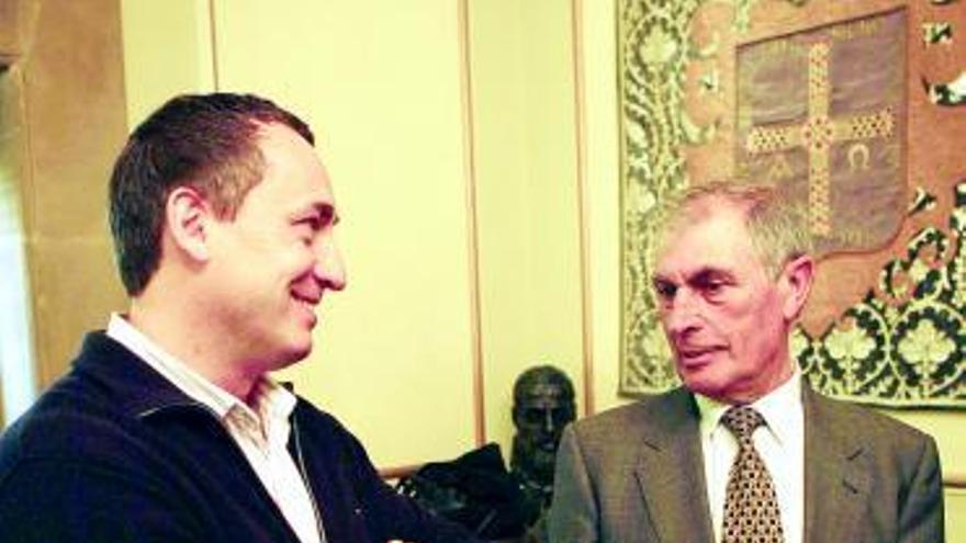 Miguel Ángel Villalba y Antonio Sabino, ayer, en el Ayuntamiento.