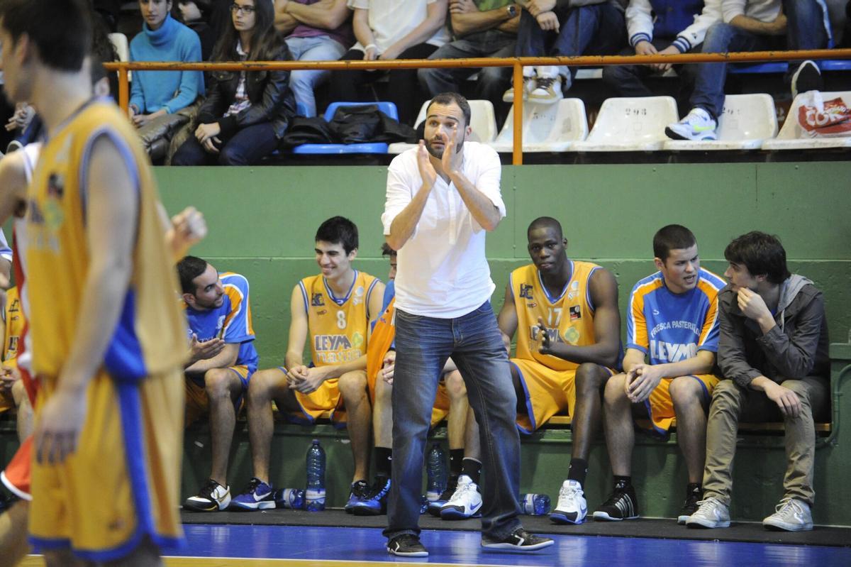 PARTIDO DEL BCA UNIVERSIDADE Y REALES THEBES, QUE TERMINO CON VICTORIA LOCAL, LO QUE SUPUSO EL ASCENSO DE LOS CORUÑESES A LA CATEGORIA EBA. EN LA FOTO, EL ENTRENADOR, FERNANDO BUENDIA, SUFRIENDO EN EL BANQUILLO. BALONCESTO. BASQUET CORUÑA. ASCENSOS