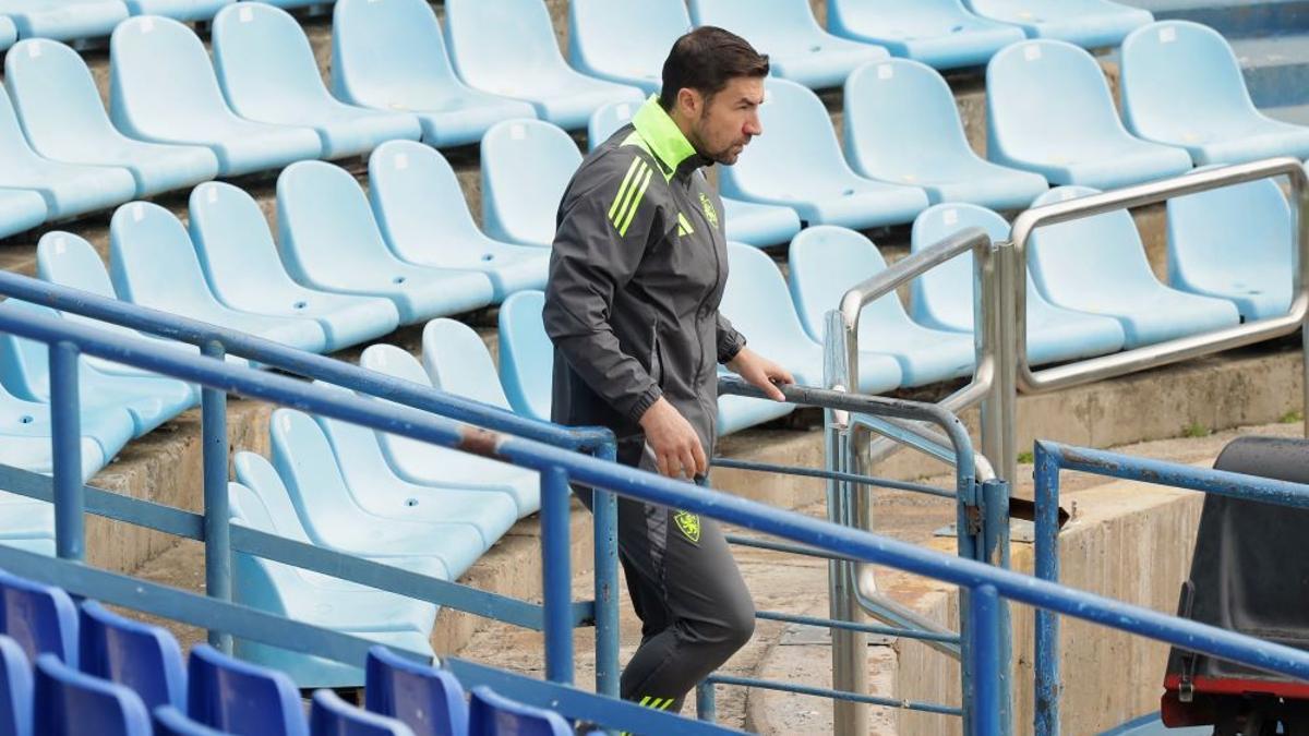 Gabi Fernández baja por la rampa de La Romareda antes del entrenamiento de ayer.