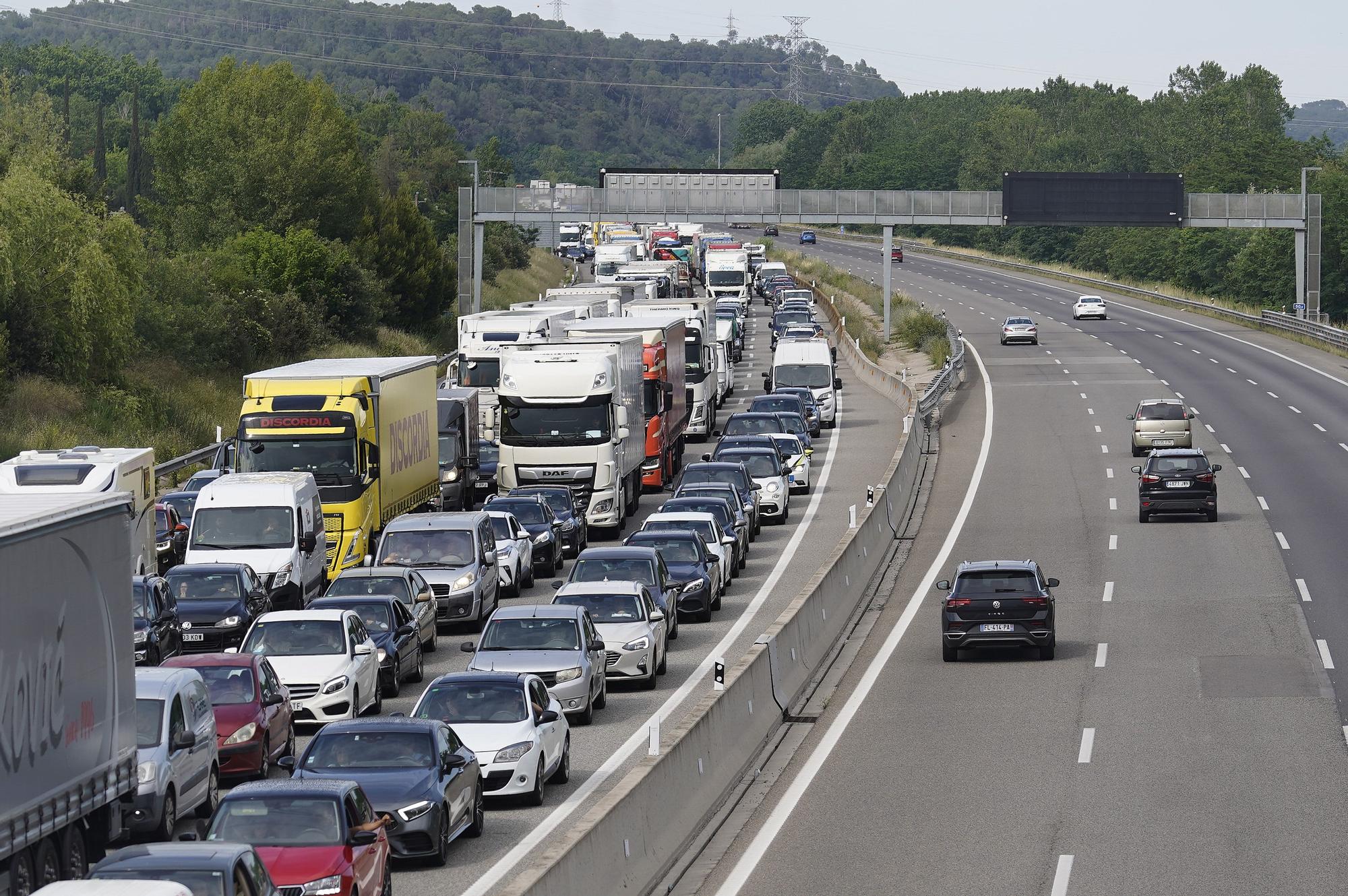 Un accident a l'AP-7 a Sant Julià de Ramis provoca cues quilomètriques