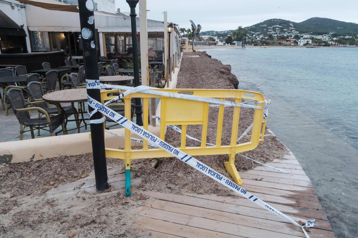 Precintan el bar Flotante de Talamanca por el peligro de su estructura tras el temporal