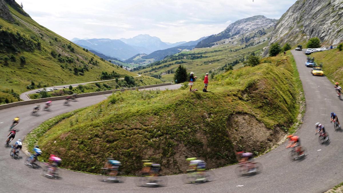 El pelotón del Tour de Francia, en el Col de la Colombiere, en 2020.