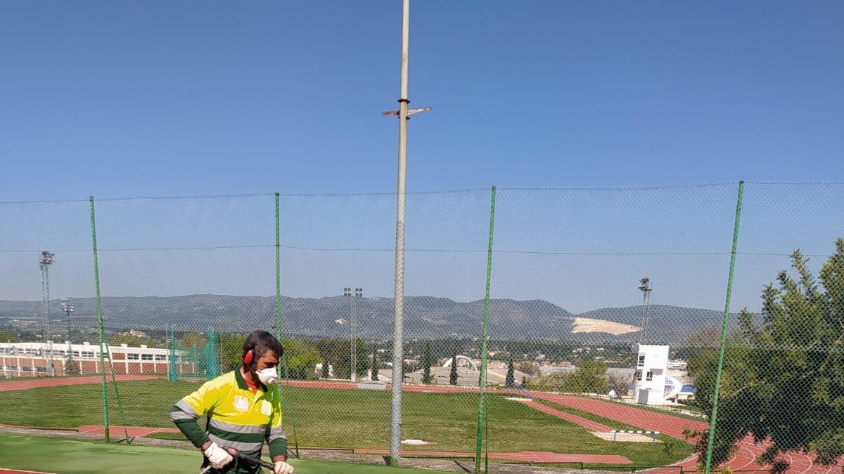 Limpieza y desinfección de la pista de tenis del polideportivo