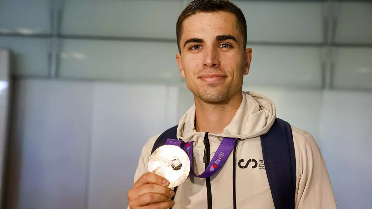 Llegada a Madrid de Paul McGrath, bronce en marcha en los Mundiales de atletismo de Tokio