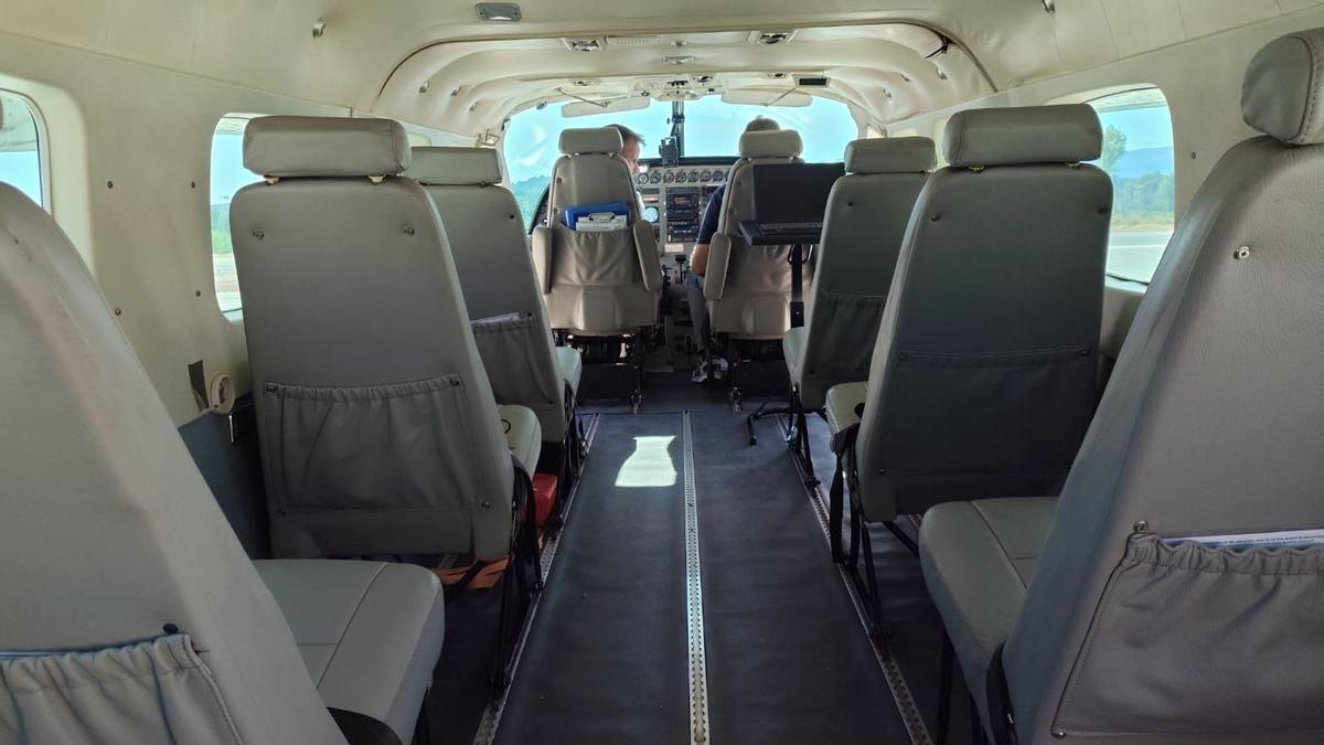 Interior del avión, que permite transportar a más personas que un helicóptero, lo que aumenta la capacidad operativa.