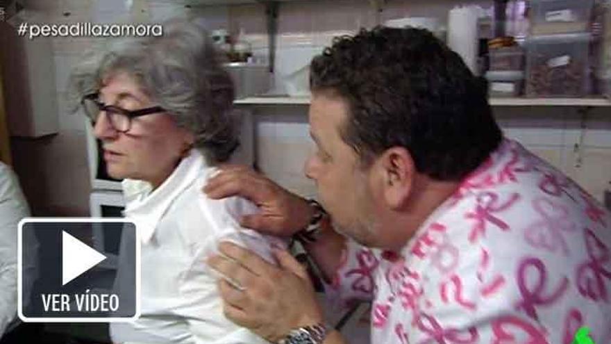 Alberto Chicote trata de entenderse con Sole, la dueña del restaurante.