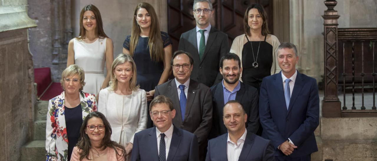 El nuevo Consell, en las escaleras del Palau de la Generalitat tras su toma de posesión.