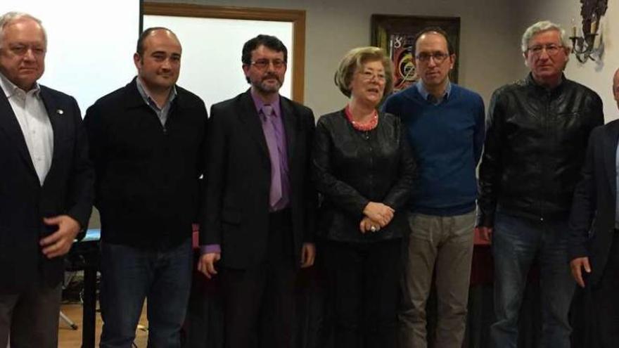 Avelino San Luis, Xoan Carlos Bugarín, Rafael Antela, Nieves García, Anxo Lorenzo, José Antonio Lorenzo y Pablo Castillo, ayer, tras la presentación en el Balneario de Mondariz. // D.P.