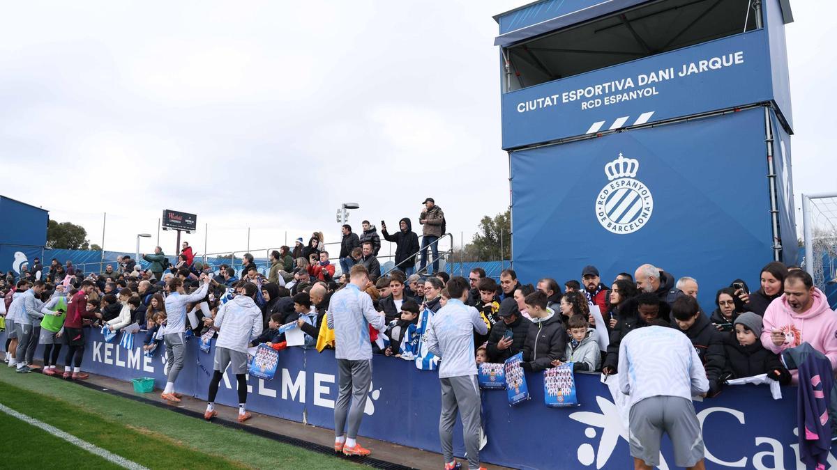 Los jugadores del Espanyol firman autógrafos en la Dani Jarque