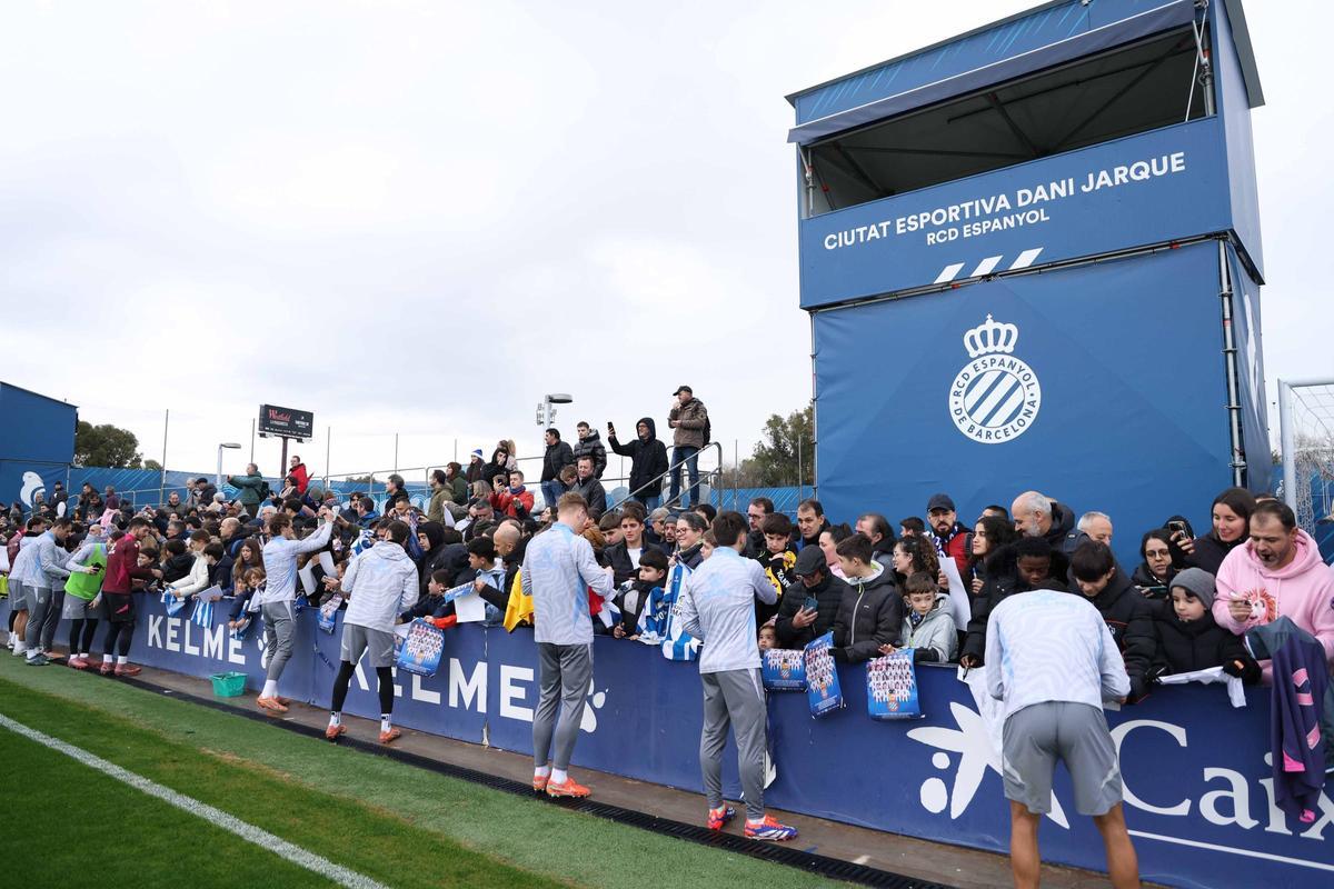 Los jugadores del Espanyol firman autógrafos en la Dani Jarque