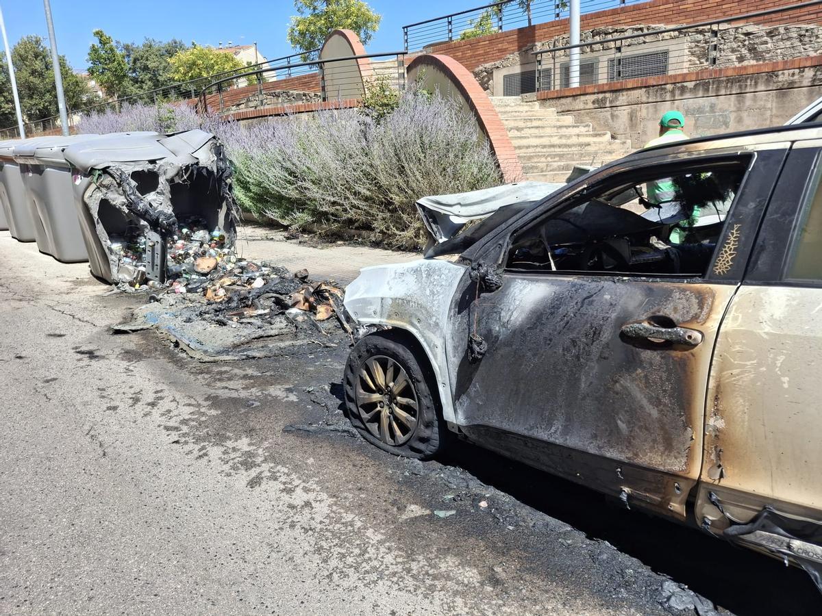 Els contenidors i el cotxe cremat al carrer la Sèquia de Manresa