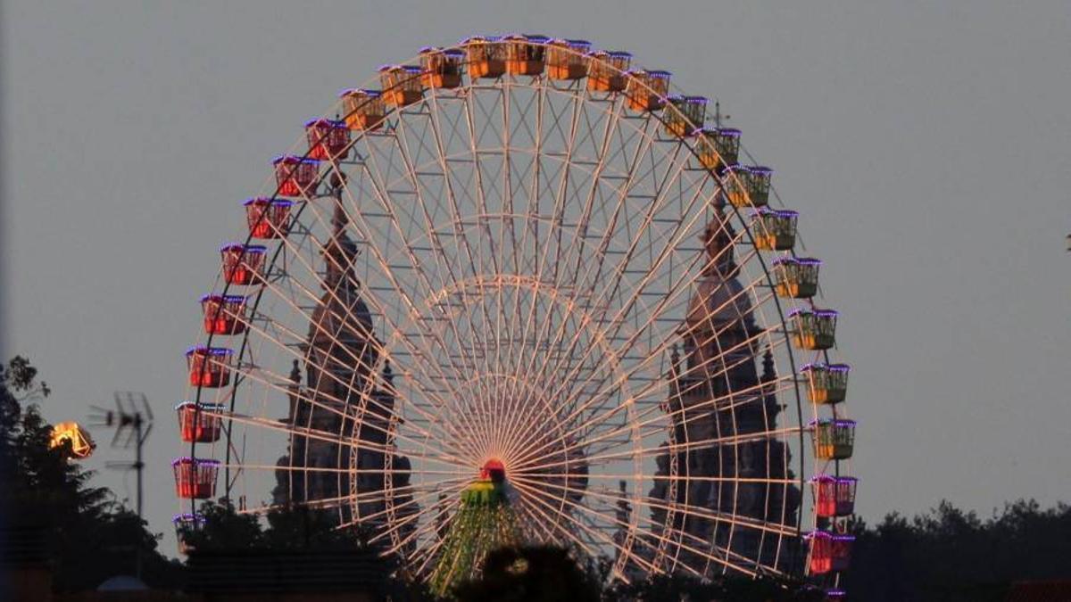 Noria en el Parque de la Alameda con la Catedral de fondo