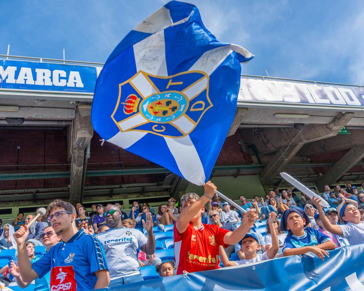 La afición del Costa Adeje anima durante uno de los partidos del representativo femenino en el Heliodoro.