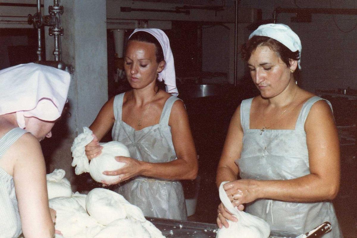 Pepi Cháfer y Rosa Romero elaborando quesos de servilleta.