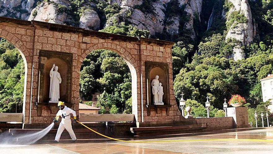 Agents Rurals fent tasques de desinfecció a les zones de més afluència del monestir de Montserrat