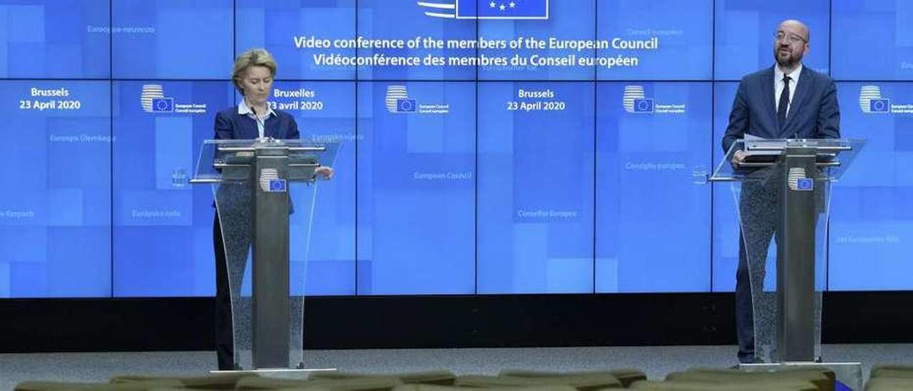 Los presidentes del Parlamento Europeo, Ursula Von Der Leyen, y el Consejo Europeo, Charles Michel, ayer, tras la cumbre. // Efe