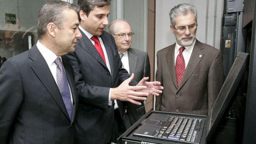 Juan Ruiz (izq.), el rector de La Laguna (c), y el de la ULPGC, José Regidor.iLP