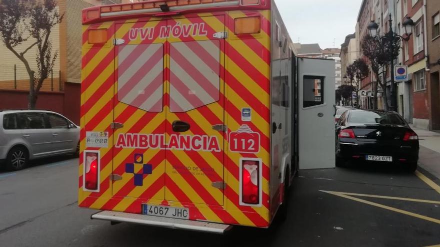 Una mujer apuñala a su expareja a la salida del colegio de su hijo en Oviedo