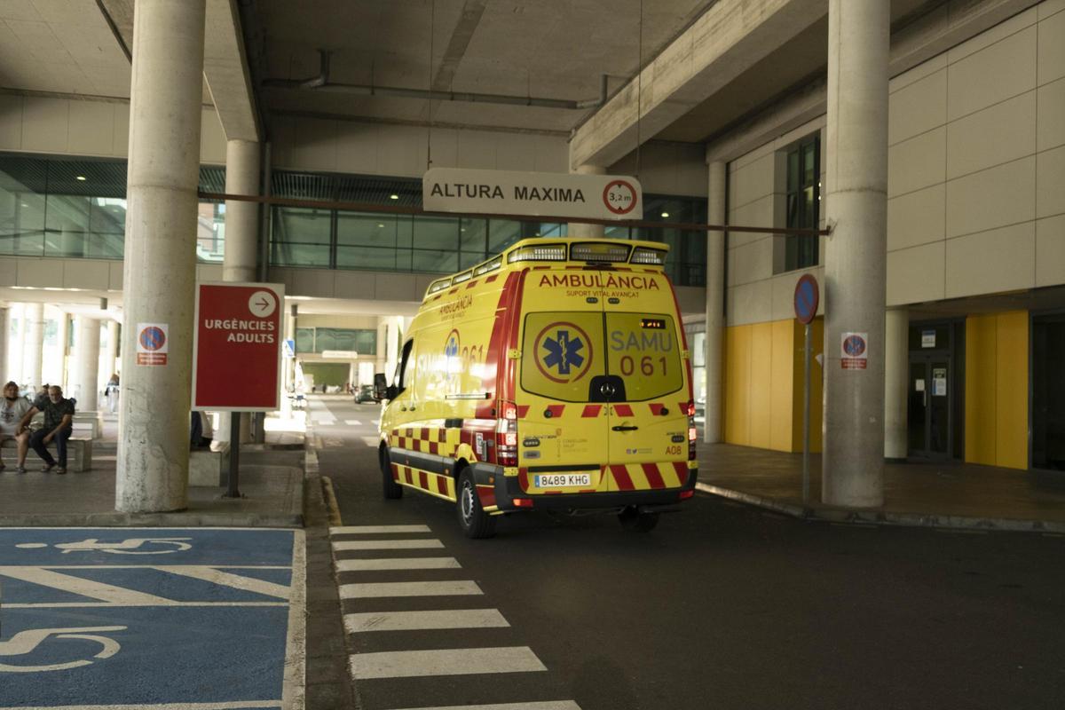 Una ambulancia, en la entrada de Son Espases.