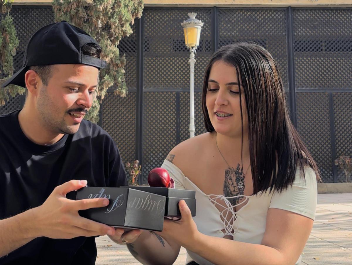 Damián junto a su novia disfrutando del regalo de Peldanyos