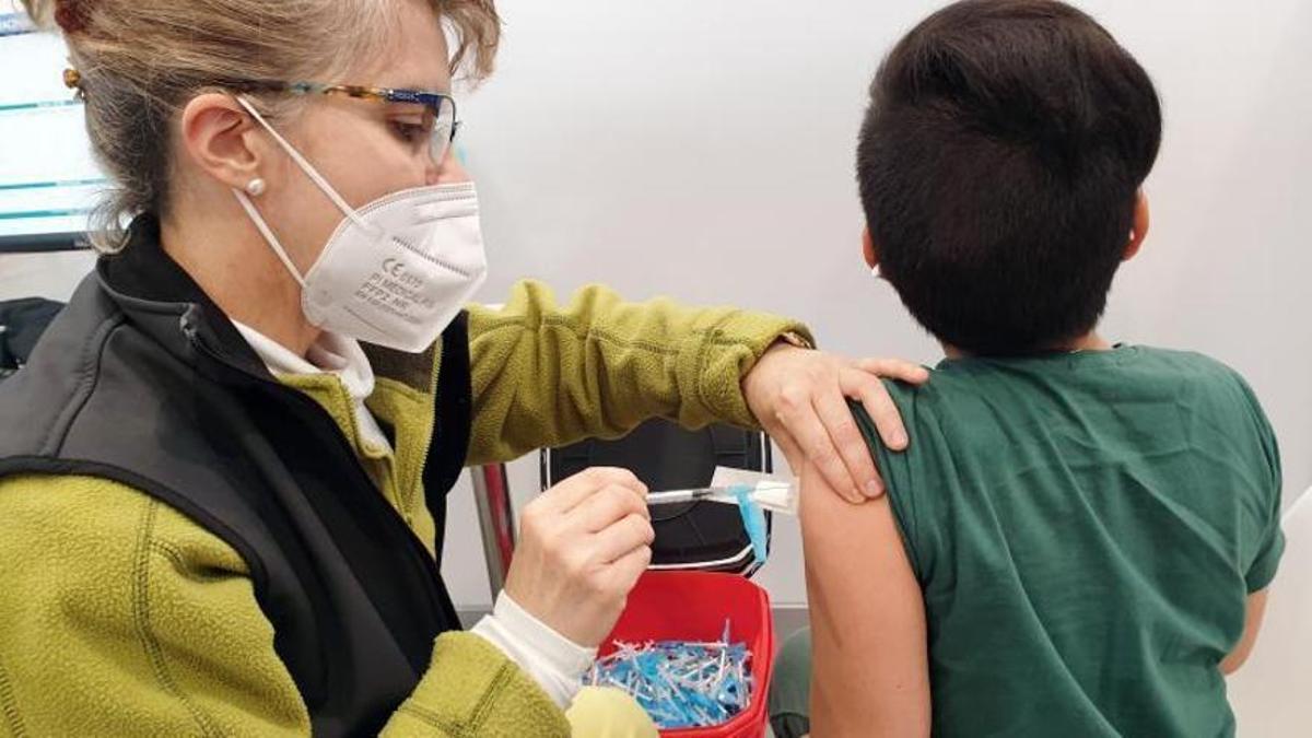 Una enfermera vacuna a un menor en Galicia