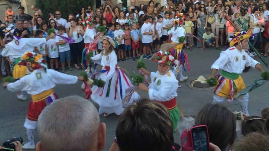 Los Cossiers bailan el tradicional Quadrat