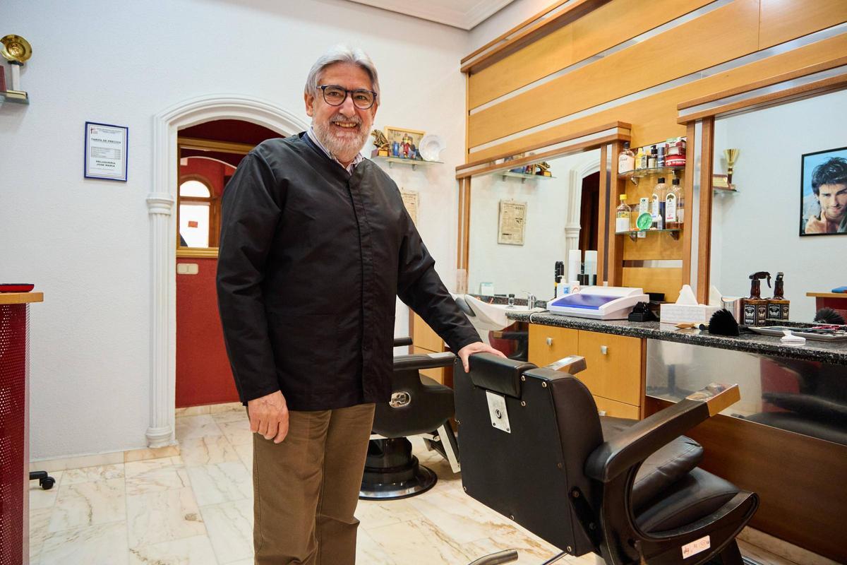 Fotogalería | José María, el peluquero de Cáceres, se jubila