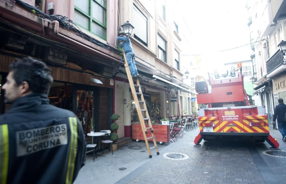 Los bomberos y la Policía Local intervinieron en el lugar y comprobaron el estado de la fachada, de la que se desprendieron gran cantidad de cascotes, aunque no afectaron a más peatones.