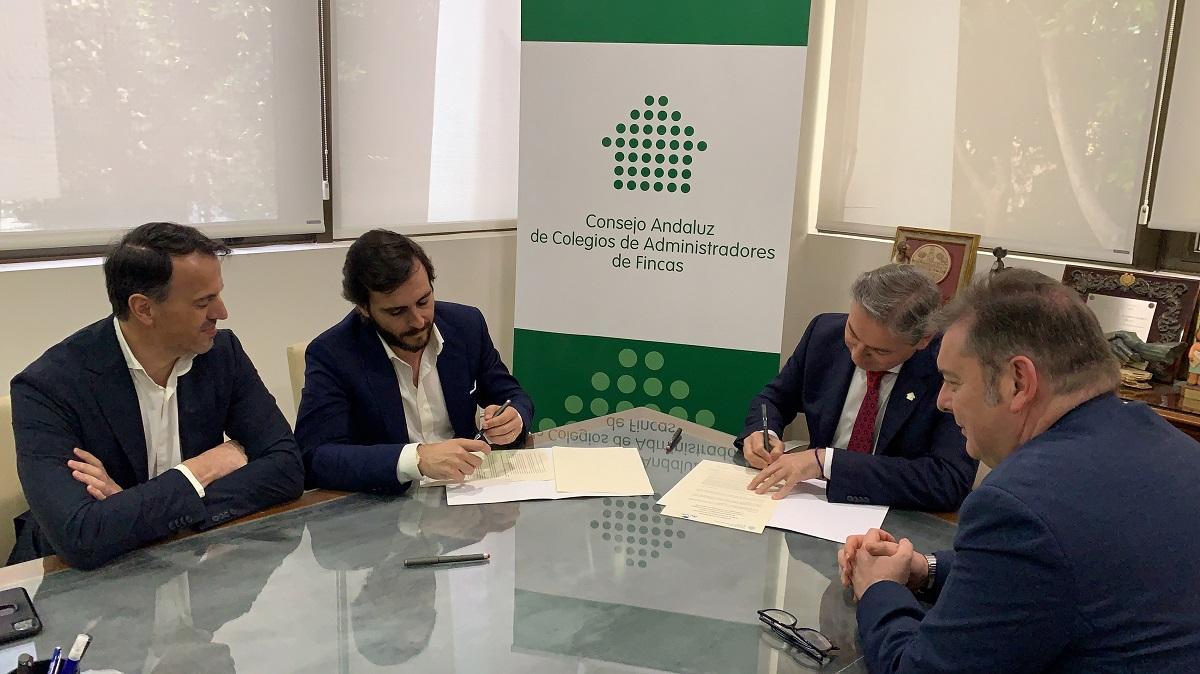 La firma del acuerdo entre AVVAPro y el Consejo Andaluz de Colegios de Administradores de Fincas.